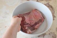 di vitello: il cuoco la prepara legando la carne