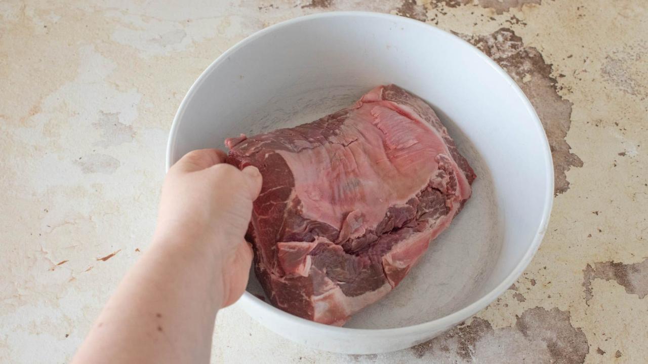 di vitello: il cuoco la prepara legando la carne