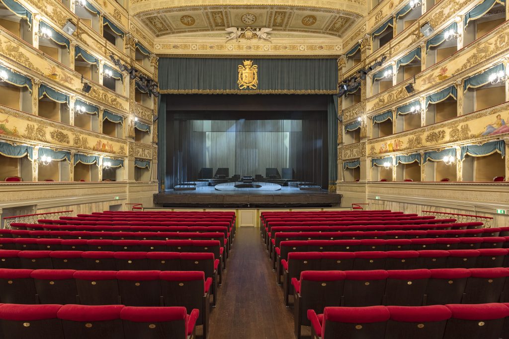 a teatro si montano per delimitare gli spazi laterali